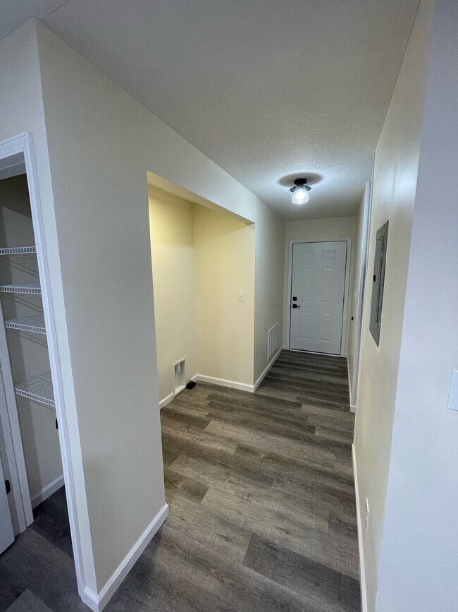 Building Photo - 222 N Cherry St