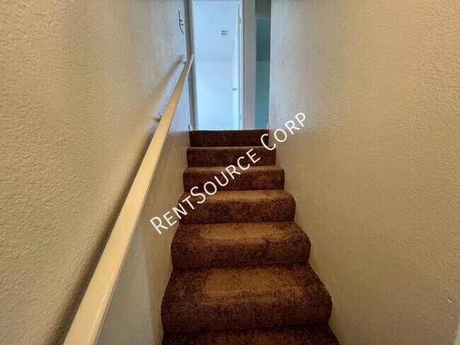 Building Photo - 3 Bedroom Two Story Townhome for Rent in E...