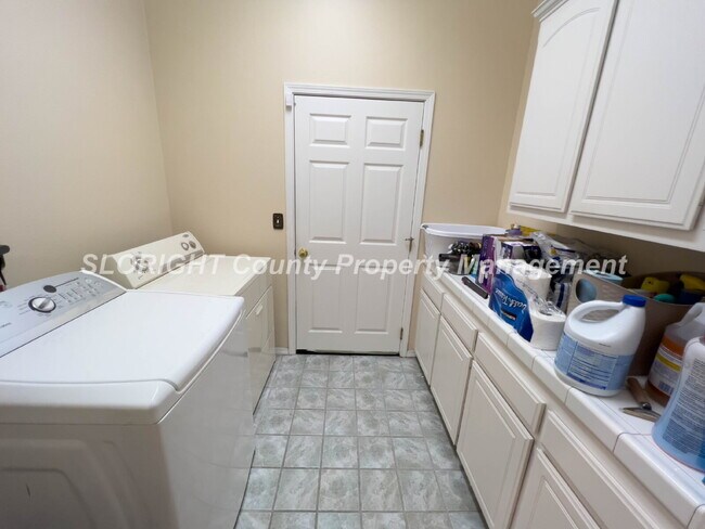 Building Photo - AVAILABLE MAY - 3 Bedroom / 2 Bathroom Paso Robles Home