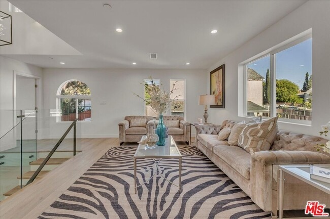 Building Photo - 10347 Hillhaven Ave