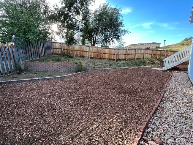 Building Photo - Lovely Ranch, Pikes Peak Views from Expans...