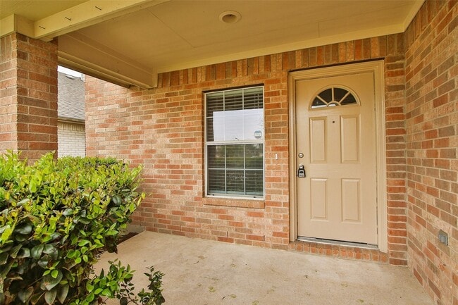 Building Photo - 18926 Piney Way Dr