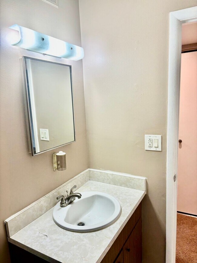 Building Photo - 1 Bedroom, 1 Bathroom Condo located in the...