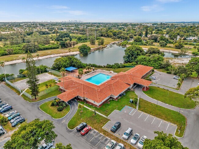 Building Photo - 4158 Inverrary Dr