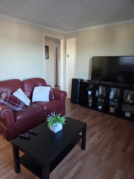 Building Photo - 413 Paderewski Ave