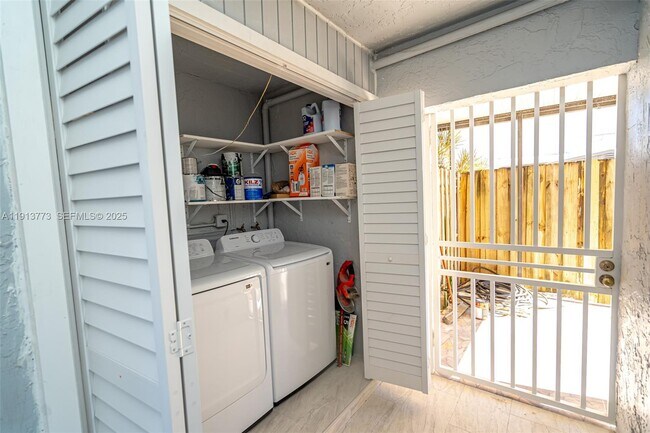 Building Photo - 1070 W 43rd Pl