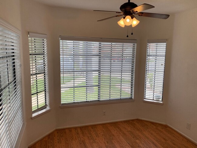 Building Photo - Single Story RSM house with HUGE yard!