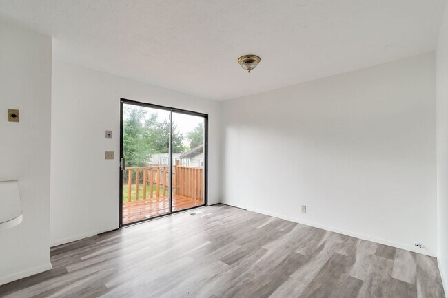 Building Photo - Spacious West Valley Duplex