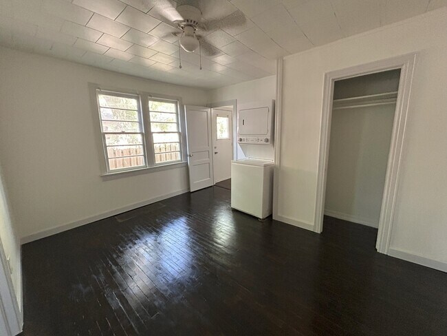 Building Photo - 607 W Center Ave