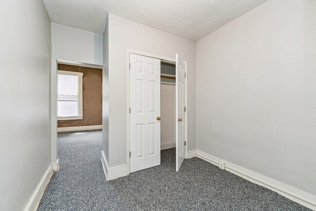 Building Photo - 3 Bedroom Townhome