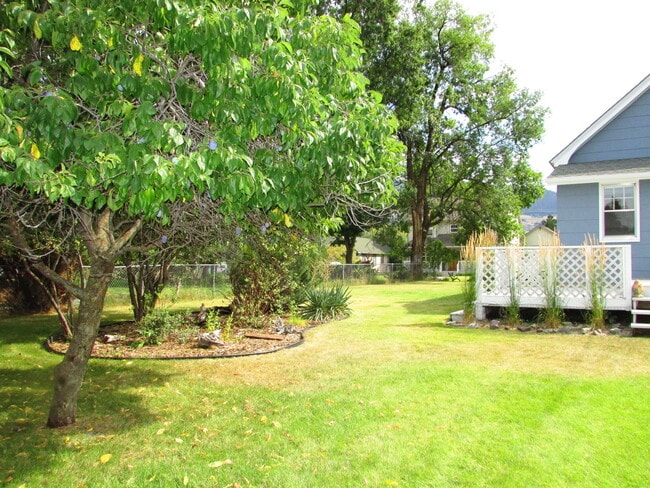 Building Photo - Beautiful Home with a Garage and Partially Fenced Yard