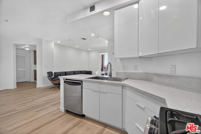 Building Photo - 360 W Ave 26