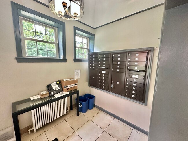 Building Photo - Great Studio in Glover Park/North Georgetown w/Murphy Bed, Walk-In Closet, Eat in Kitchen!