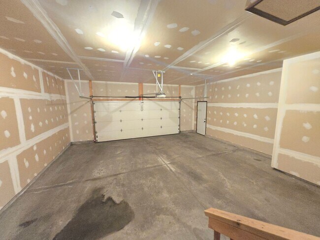 Building Photo - Spacious 3 Bed 2 Bath Twinhome | East Siou...