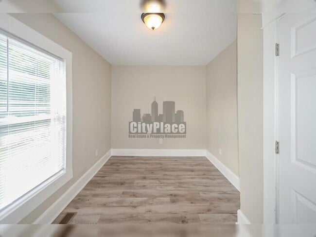 Building Photo - 3553 N Kenwood Ave