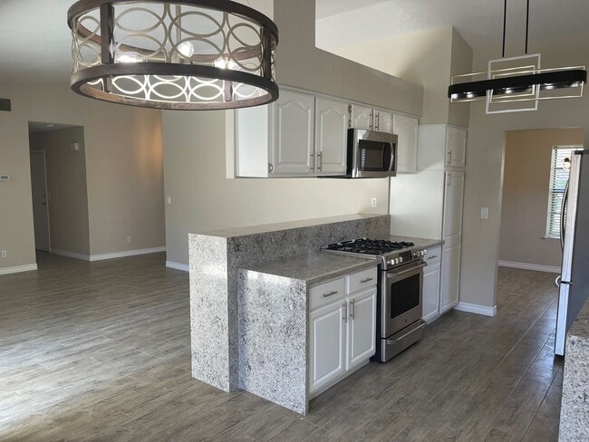 Building Photo - ***GORGEOUS SINGLE STORY BEAUTY IN THE HEA...