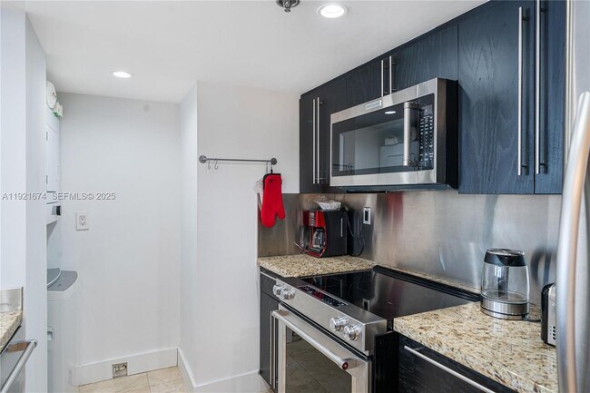 Building Photo - 540 Brickell Key Dr