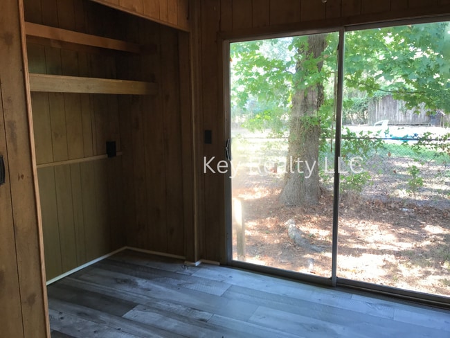 Building Photo - 112 Anthony St