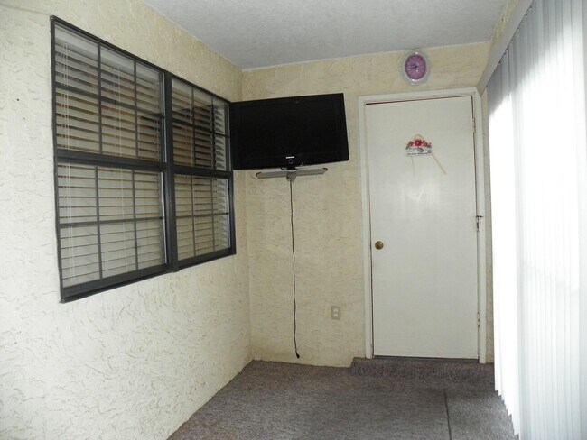 Building Photo - 813 Country Club Dr SE