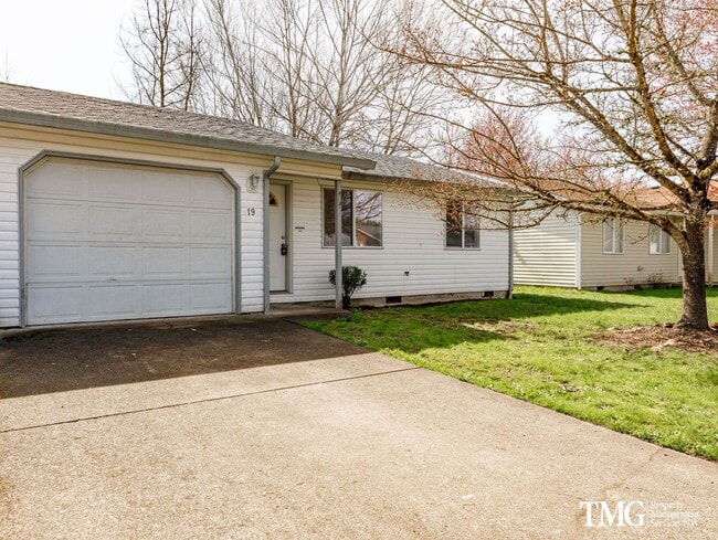 Building Photo - Don’t miss out on this spacious 2-bedroom duplex with premier outdoor space!