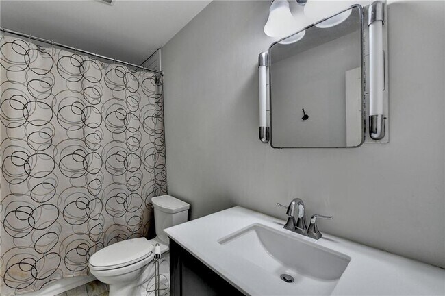 Building Photo - 443 Lakeshore Dr NW