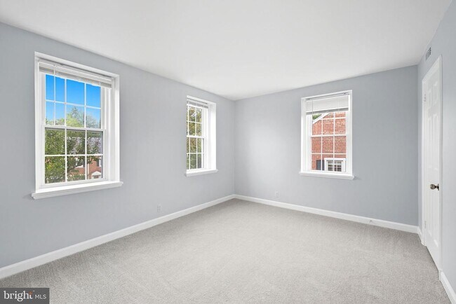 Building Photo - 2856 S Buchanan St