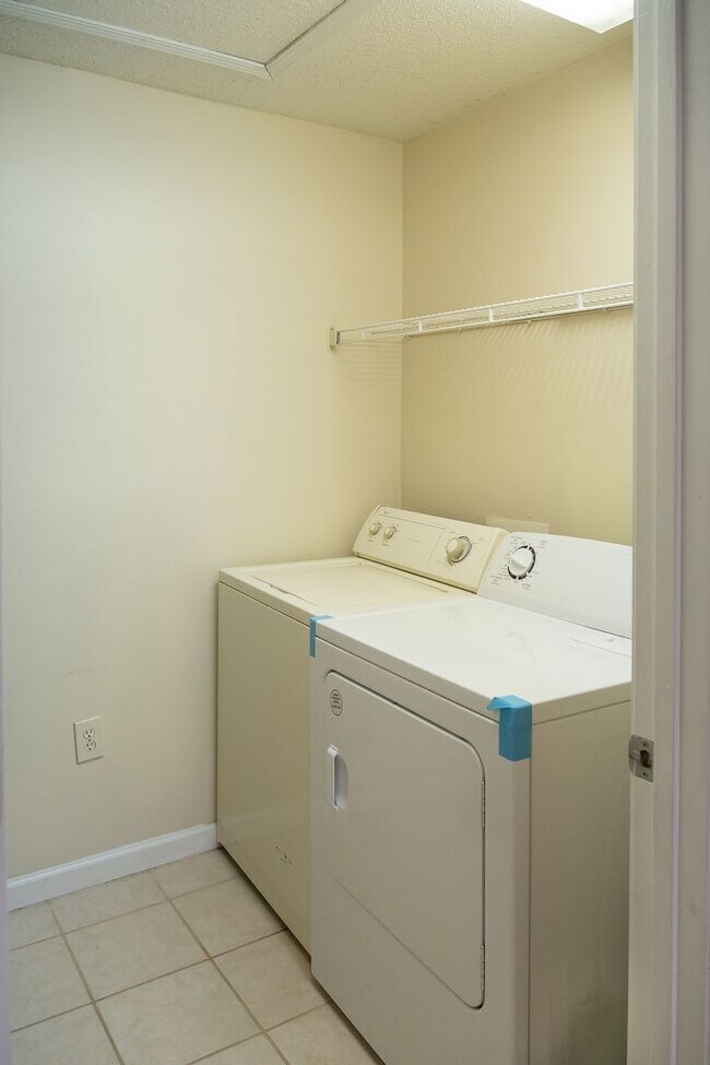 Building Photo - Beautiful 3 Bedroom, 2 Bath with Volume ceilings and Private Garage!