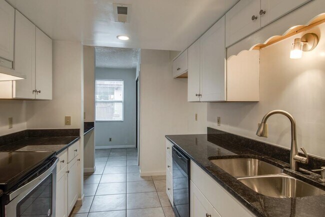 Building Photo - Coming soon! Nice remodel of townhouse Con...