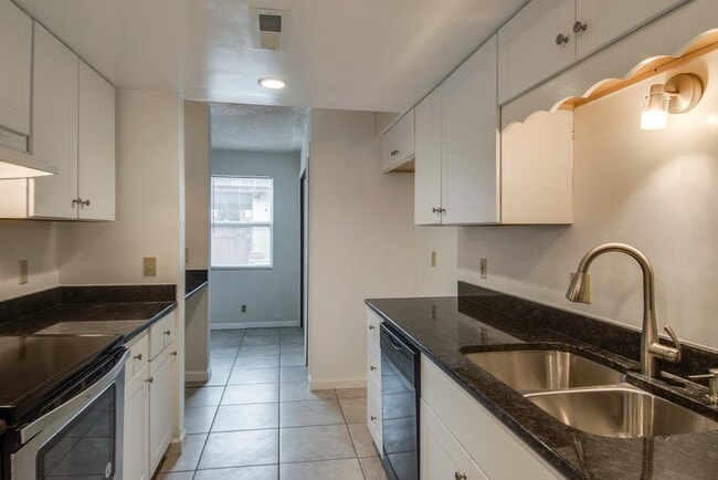 Building Photo - Coming soon! Nice remodel of townhouse Condo in Harbour Town. Gated complex!