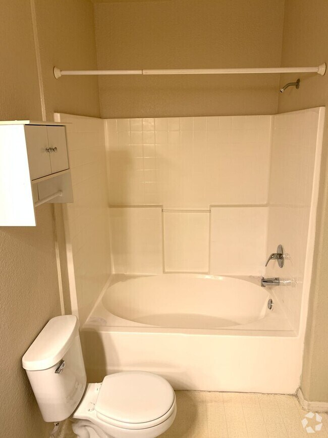 Building Photo - Gated Condo - One bedroom Upstairs  - Comm...