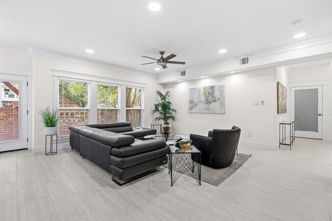 Building Photo - 1037 Town Pl St