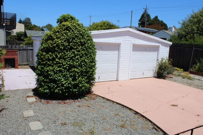 Building Photo - 1209-1211 Marin Ave