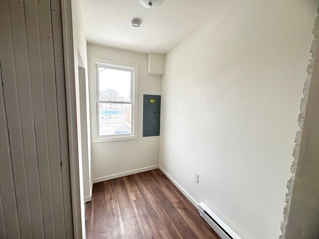 Building Photo - 133 W Maple St