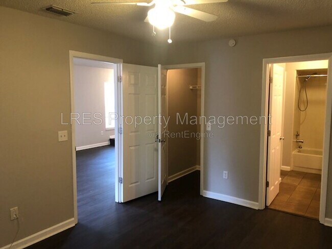 Building Photo - 1406 Northlake Dr