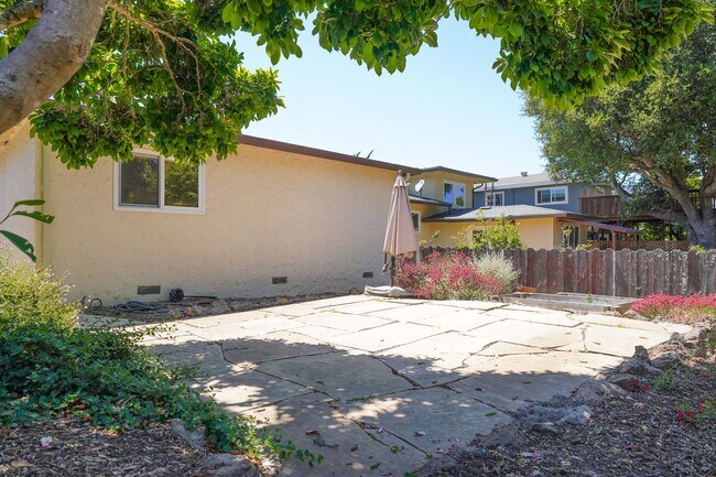 Building Photo - 3 Bedroom Home Available in East Richmond ...