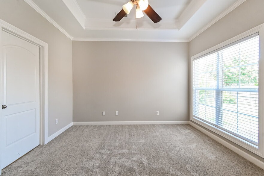 Building Photo - 3373 Champion Hills Dr