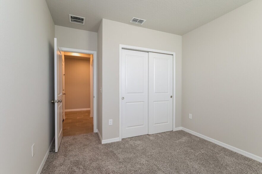 Building Photo - 1142 Oak Vly Dr