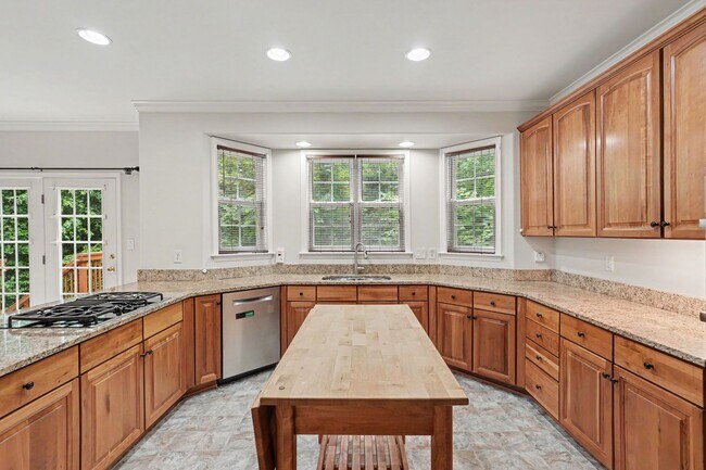 Building Photo - 24 Crestwood Ln