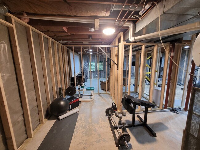 Building Photo - 1121 Spring Hill Rd