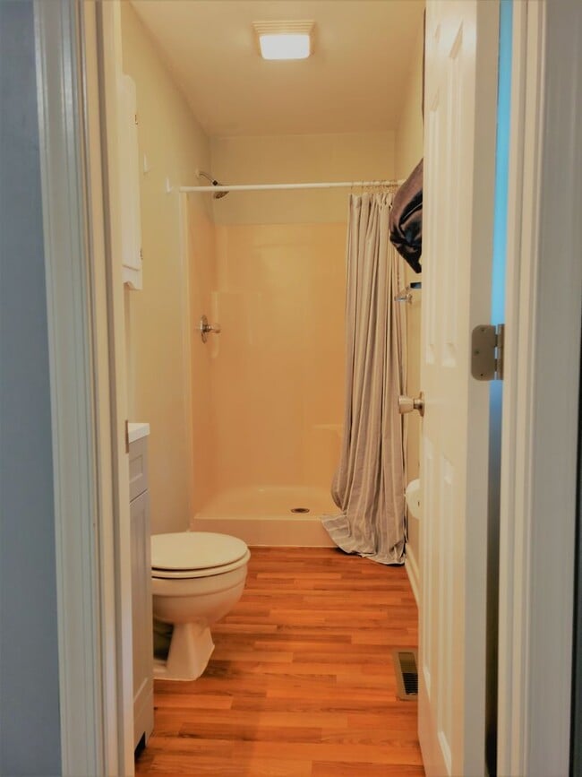 Building Photo - Spacious 3 bedroom 2 bath rancher availabl...