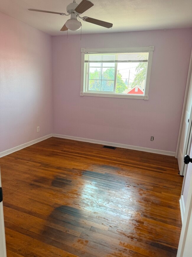 Building Photo - 1950 SW Broadway St