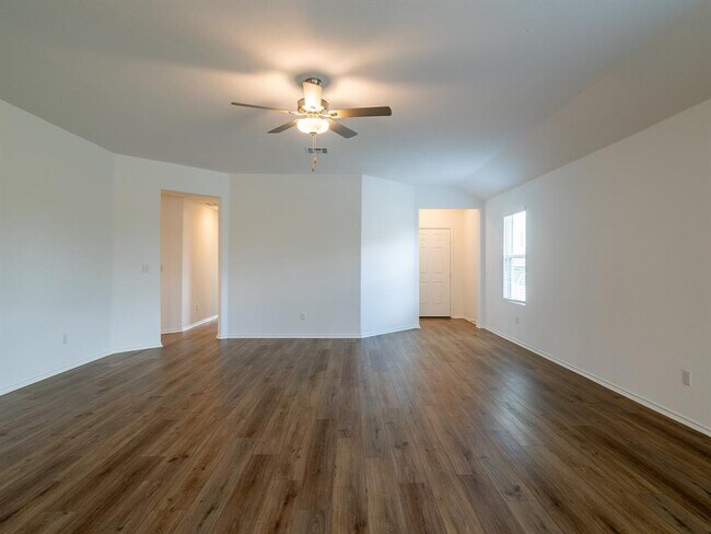 Building Photo - 702 Silver Springs Bend