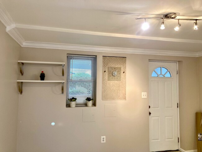 Building Photo - 902 I St SE