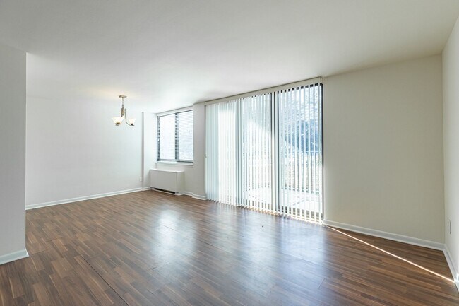 Building Photo - Charming garden-level 2-bedroom, 1-bath home