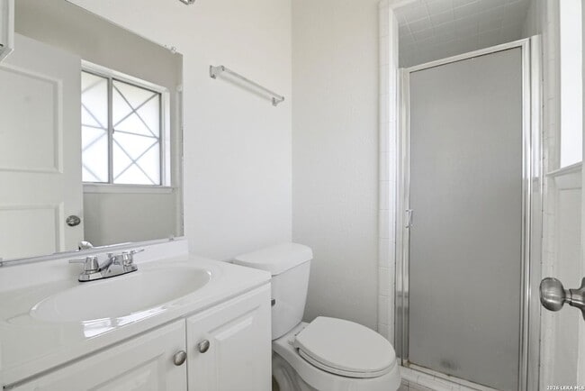 Building Photo - 4606 Hollyspring Dr