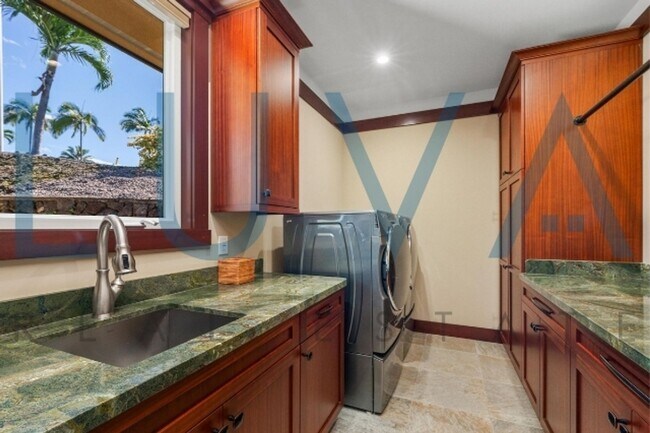 Building Photo - 4 bedroom 3.5 bathroom home with pool