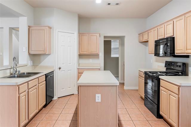 Building Photo - 10015 Pinecrest Dr