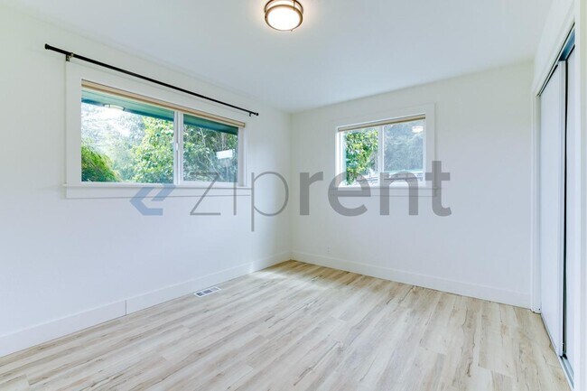 Building Photo - Unit