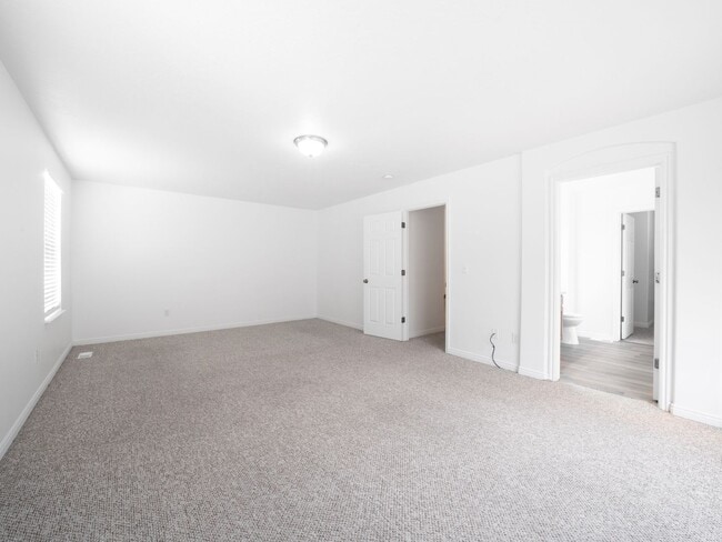 Building Photo - 4 Bedroom - 2.5 Bathroom House in Provo