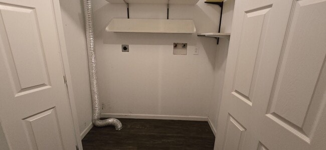 Building Photo - 2 Bedroom, 1.5 Bathroom, 1 Car Garage For Rent In The 4-J Subdivision